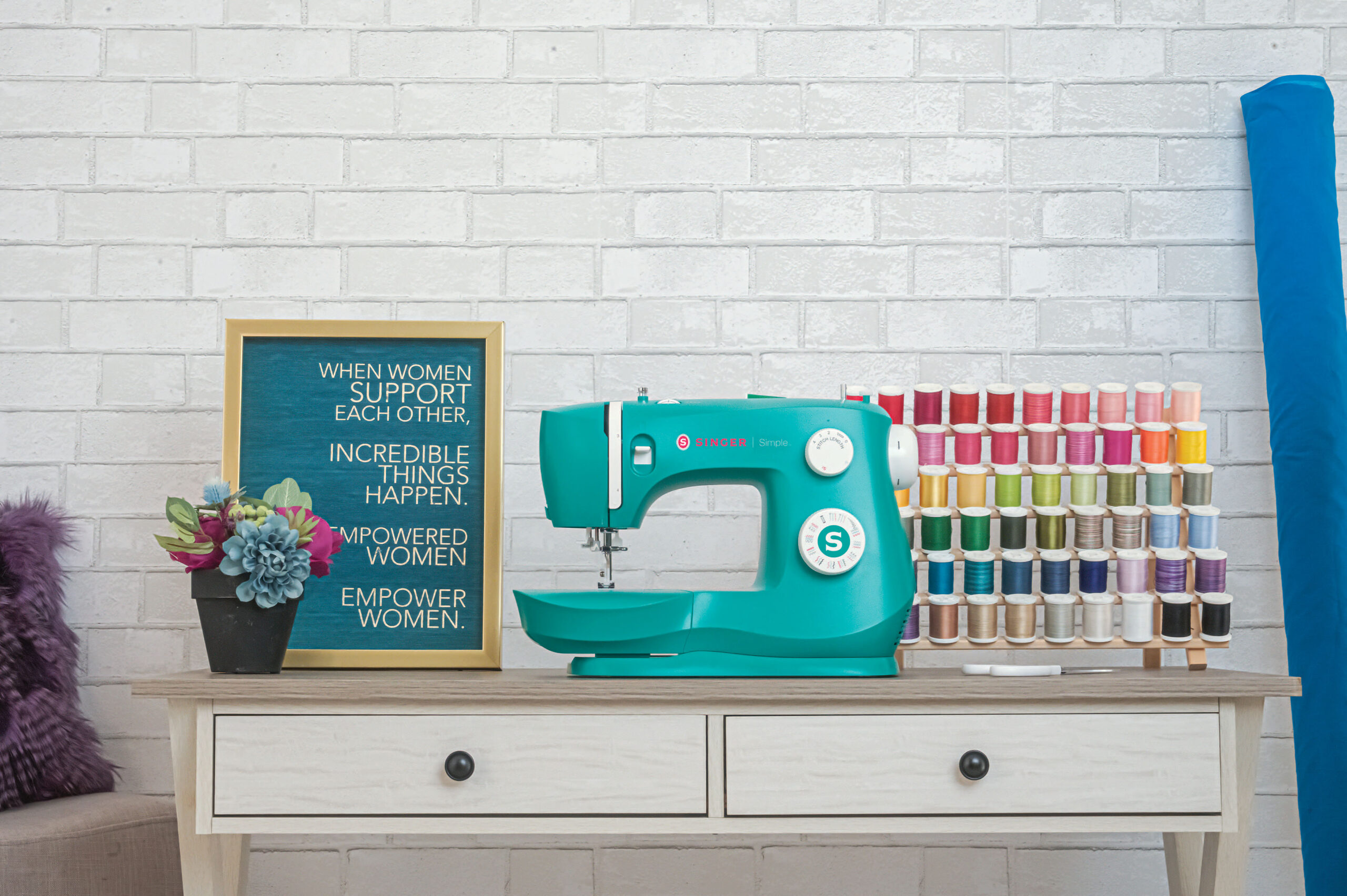 Dikiş makinelerinde yenilikçi tasarımlarıyla fark yaratan SINGER, dikiş dünyasına bir