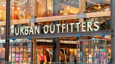 Giyim perakendecisi Urban Outfitters'ın karlılığı artıyor.
