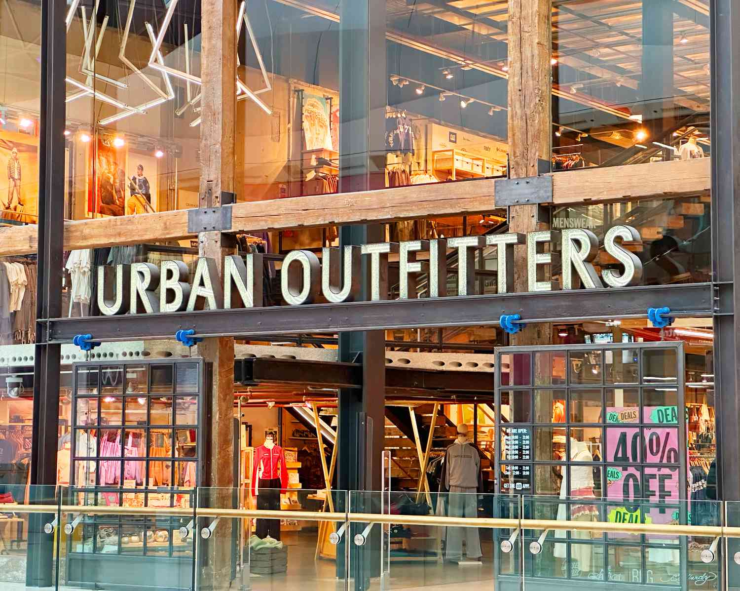 Giyim perakendecisi Urban Outfitters'ın karlılığı artıyor.