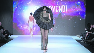 Başarılı modacı Yiğit Eryendi’nin İzmir Fashion Week kapsamındaki defilesi izleyicileri