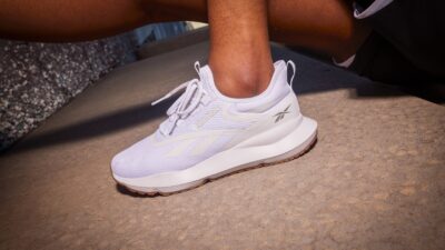 Geçmişten günümüze klasikleşmiş tarzıyla öne çıkan Reebok, şehir hayatının hızına