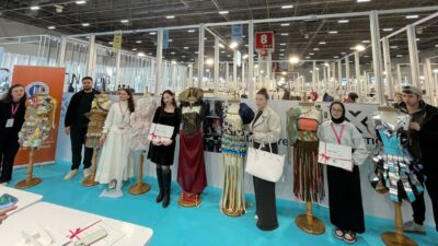 İstanbul Okan Üniversitesi Tekstil ve Moda Tasarımı Bölümü öğrencileri, İstanbul