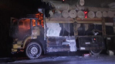 Denizli'de tekstil ürünlerinin bulunduğu kamyonda yangın çıktı.  