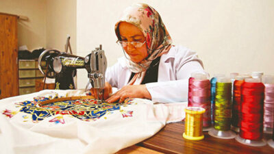 Geleneksel motiflerin işlendiği giysilere artan ilgi, tekstil firmalarını Anadolu’da aracılar