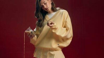 Hailey Bieber, küresel marka elçisi olduğu FILA’nın İlkbahar/Yaz 2025 kampanyasında,