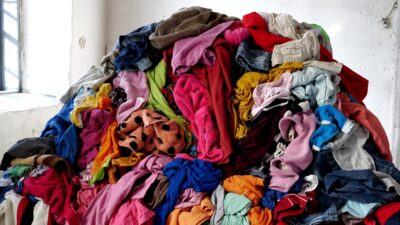 Fransız firması Carbios, 'elyaftan elyafa' geri dönüştürülmüş polyester tişört üretti.