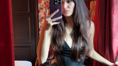 Son dönemde Rüzgara Bırak filmiyle adından söz ettiren Hande Erçel