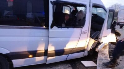 Tekstil fabrikasına işçi taşıyan servis, kontrolden çıkarak istinat duvarına çarptı.