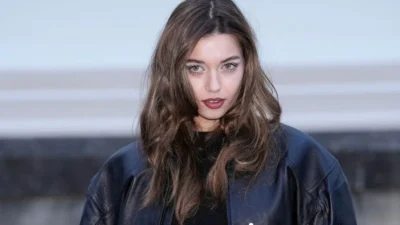 Ünlü oyuncu Afra Saraçoğlu Paris Moda Haftası'na katıldı. İspanyol moda