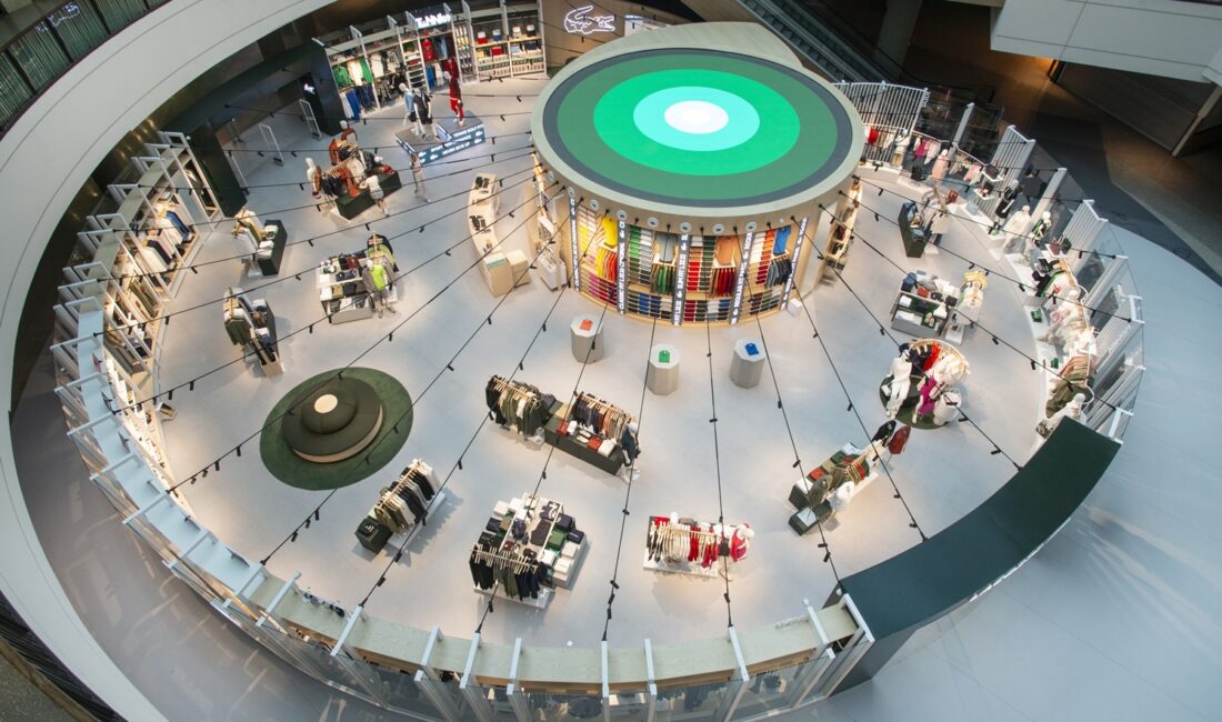 Fransız asaletini sportif şıklıkla buluşturan Lacoste, Türkiye’deki en büyük mağazasını