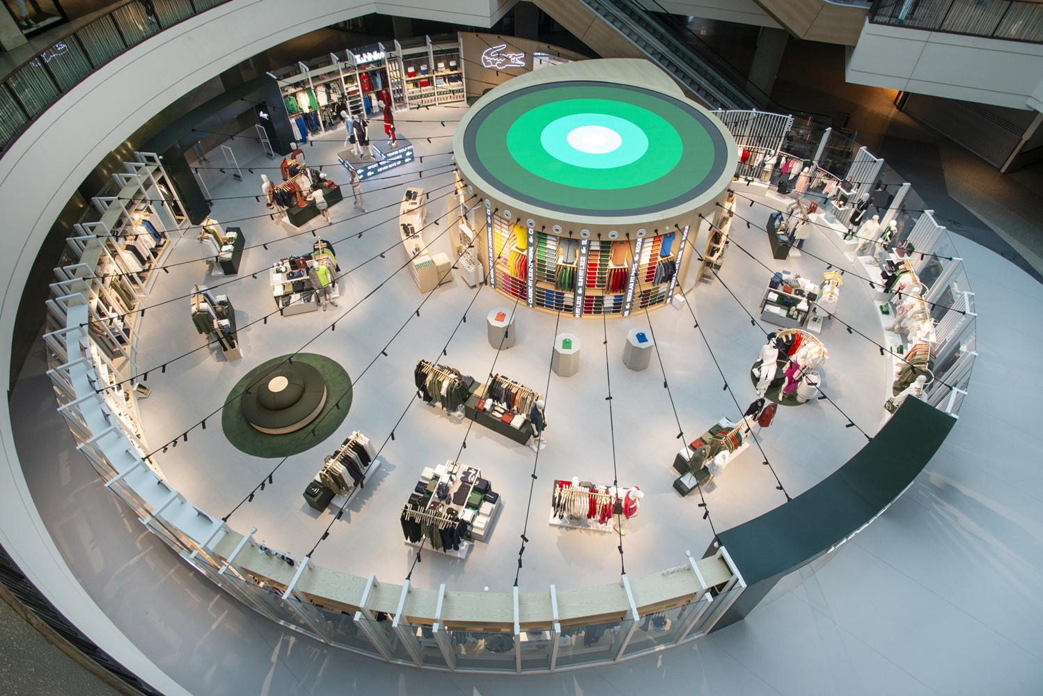 Fransız asaletini sportif şıklıkla buluşturan Lacoste, Türkiye’deki en büyük mağazasını