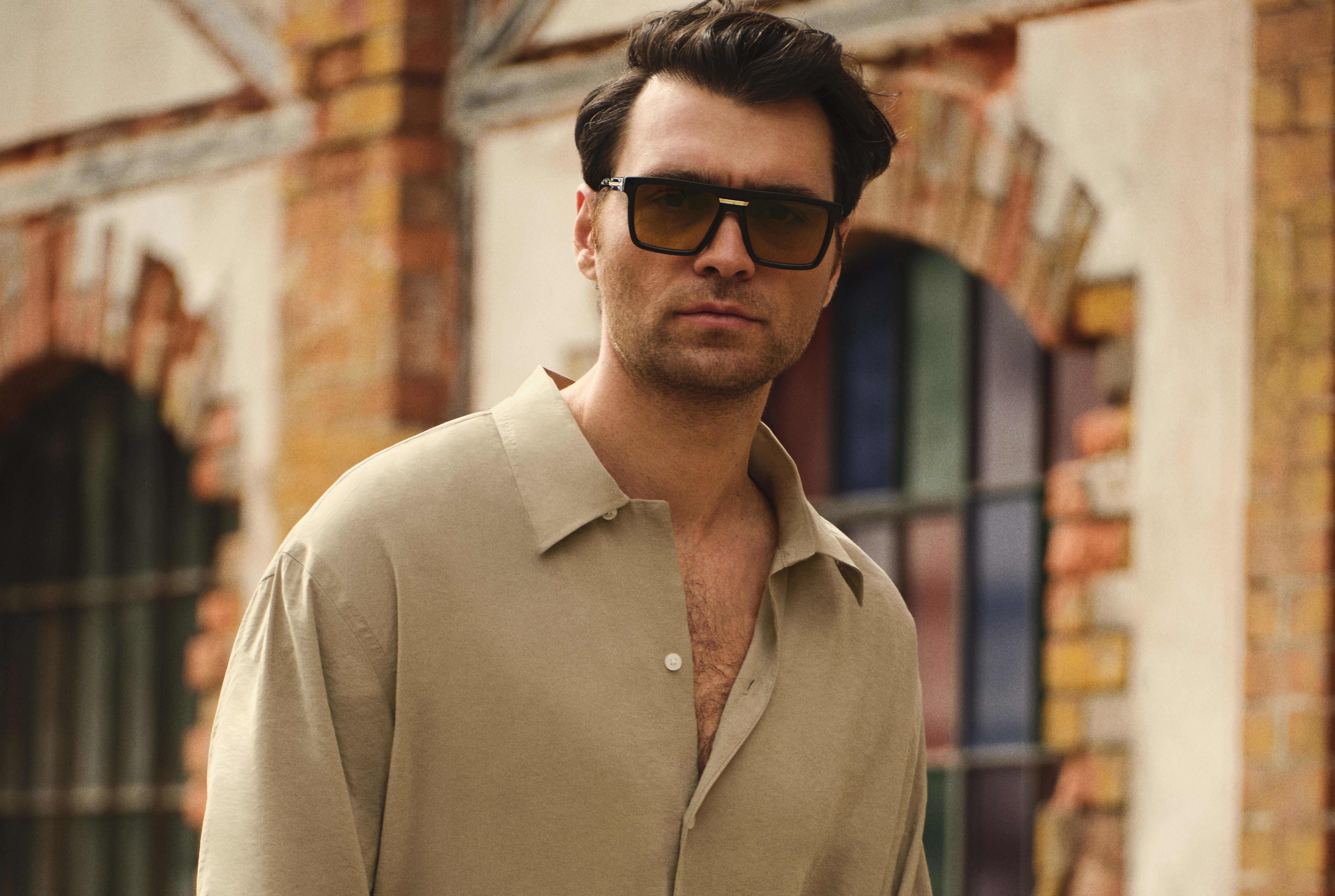 Cesur tasarımları ve sınır tanımayan duruşuyla tanınan ikonik güneş gözlüğü