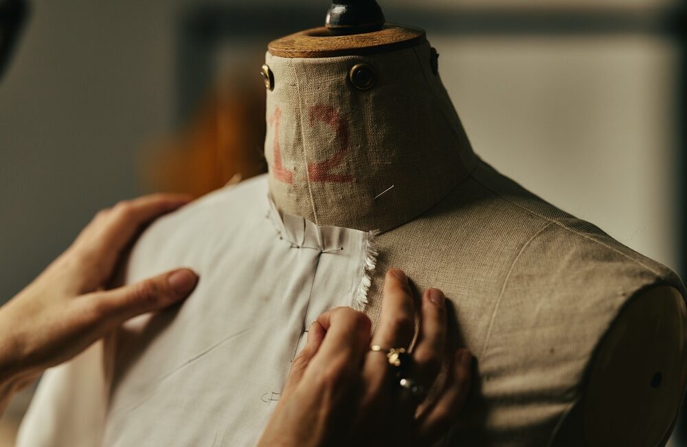 Doğal kumaşlar ve zamansız modellerle uzun yıllar kullanabileceğiniz kapsül gardırop