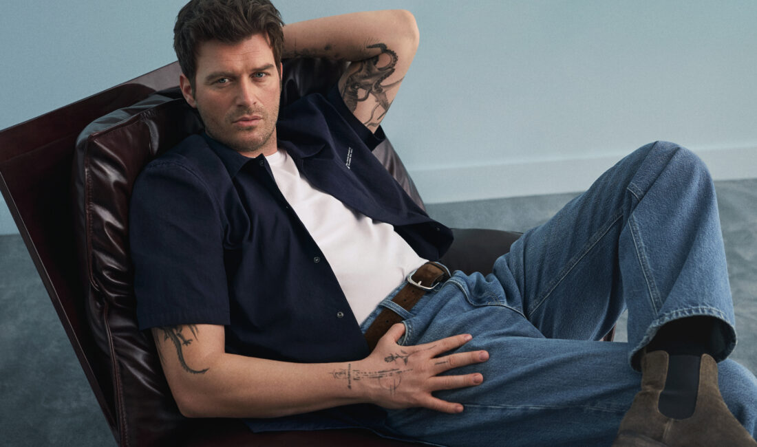 Yeni reklam filminde Kıvanç, jean’lerine olan tutkusuyla “Mavi, benim en