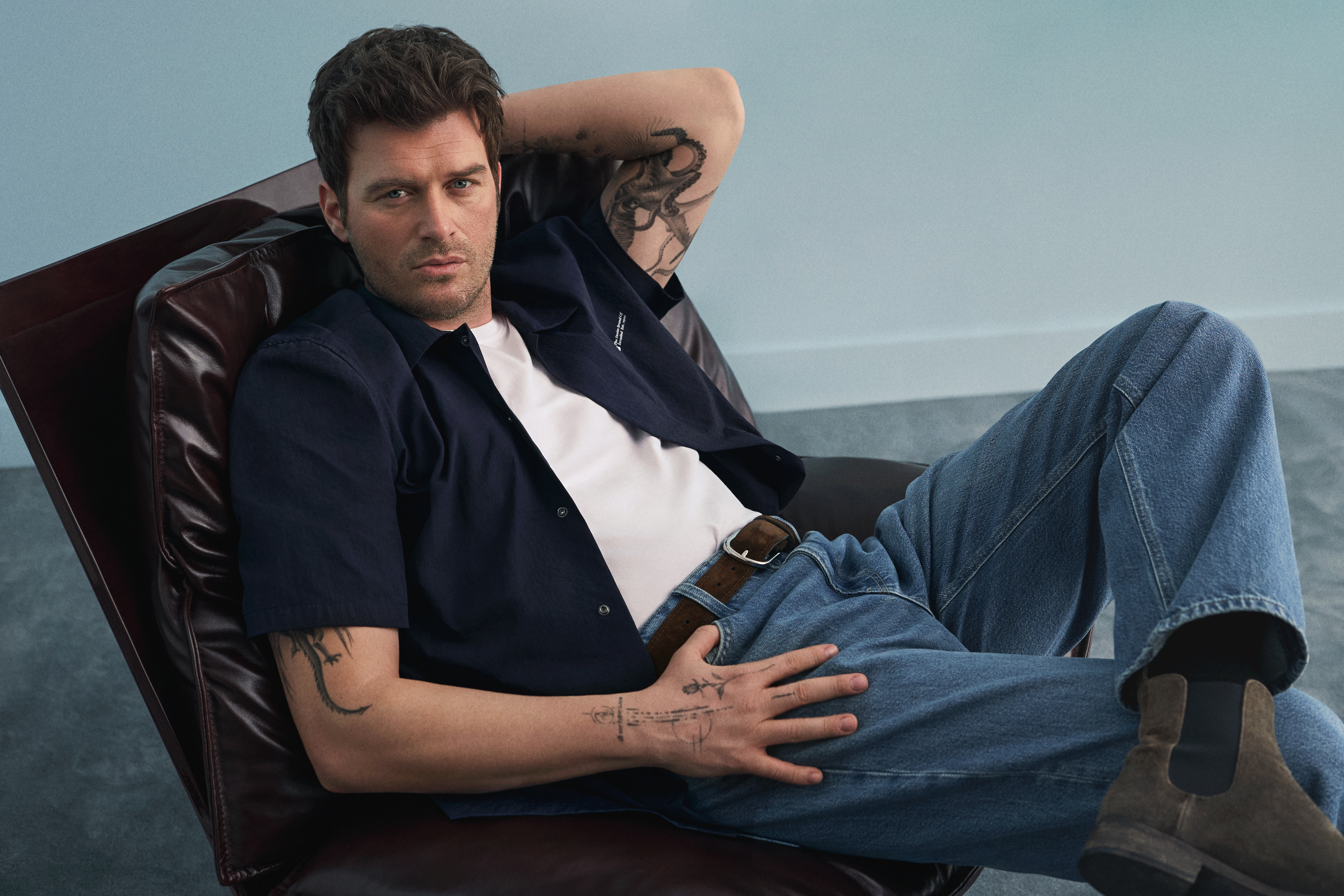 Yeni reklam filminde Kıvanç, jean’lerine olan tutkusuyla “Mavi, benim en