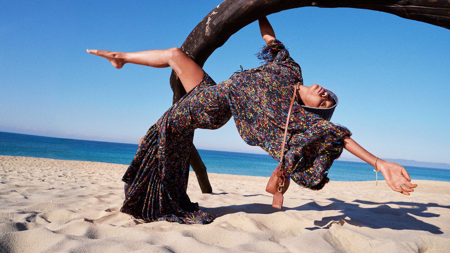 LOEWE’nin bu sezonki Paula’s Ibiza koleksiyonu, yaz mevsimini bir destinasyondan