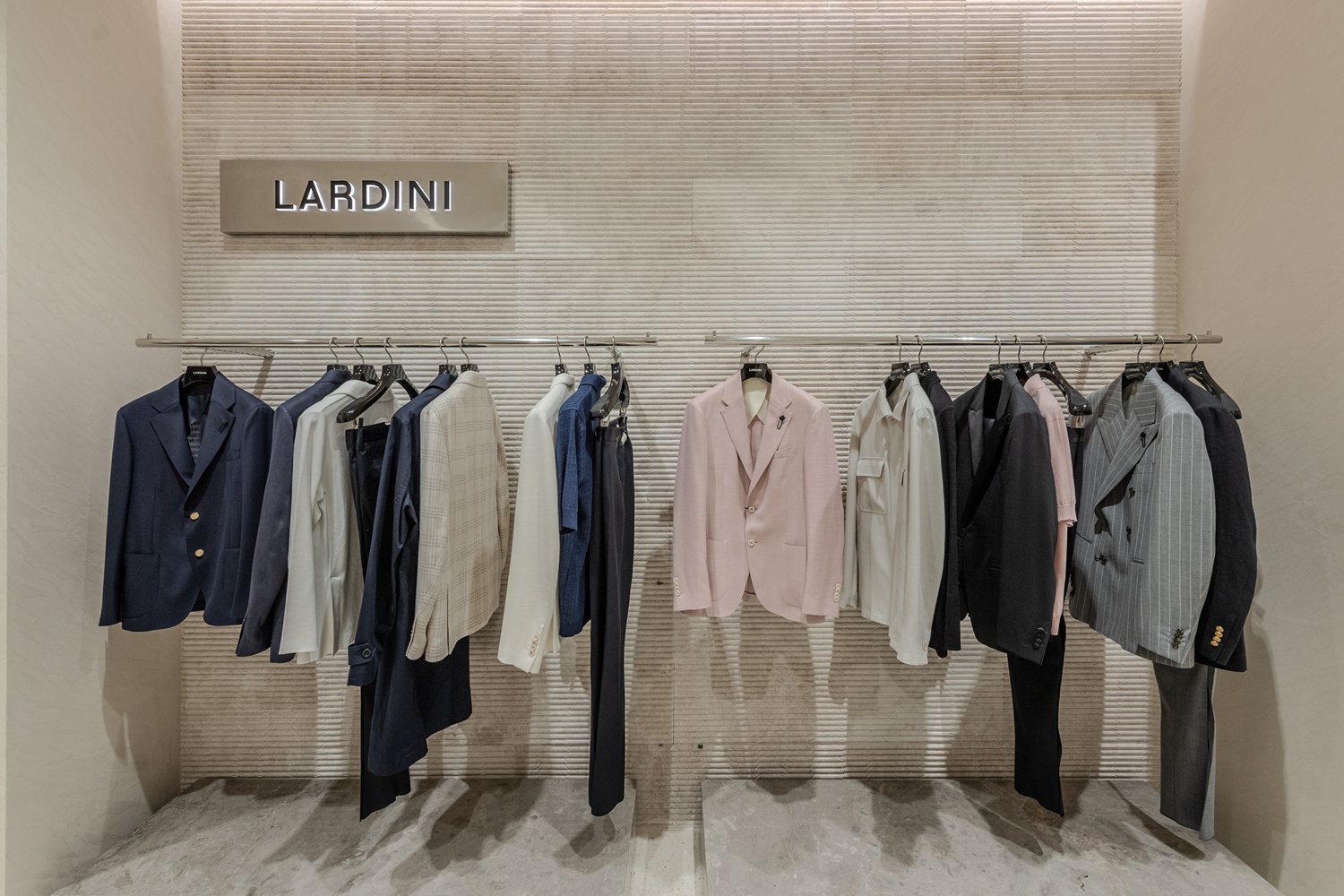 İtalyan zanaatının özünü çok yönlü ve rafine bir gardıroba dönüştüren