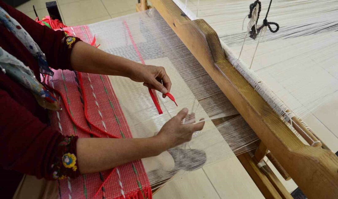 Mersin’de ayakkabı bağcıkları ve eşofman bel bağları, kadınlar tarafından dokunarak