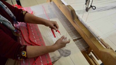 Mersin’de ayakkabı bağcıkları ve eşofman bel bağları, kadınlar tarafından dokunarak