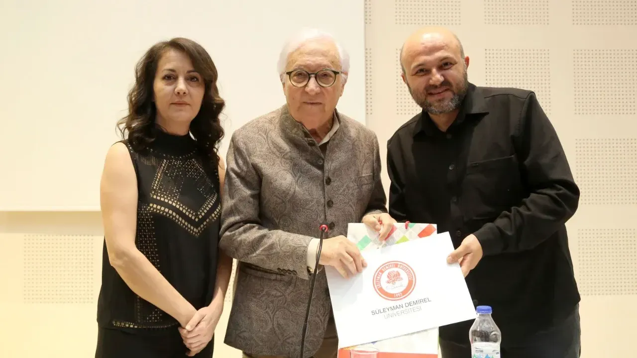 Süleyman Demirel Üniversitesi (SDÜ) öğrencileri, ünlü moda tasarımcısı Yıldırım Mayruk