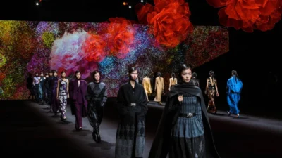 "Bilinmeyeni Yeniden İnşa Et" temasıyla düzenlenen Şangay Moda Haftası, yeni