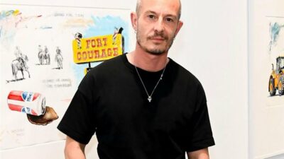 Diane von Furstenberg’in eski yaratıcı yönetmeni olan İskoç tasarımcı Jonathan