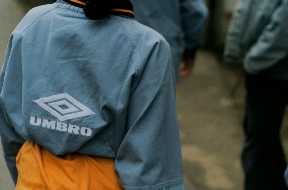 Umbro, futbol ve müzik kültürünün efsanevi parçası Drill Top’u, orijinal tasarıma