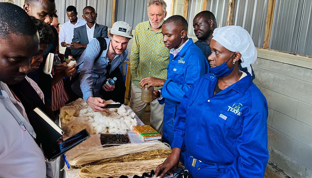 Uganda'da bilim insanları, muz tarımında açığa çıkan atık sapları tekstil