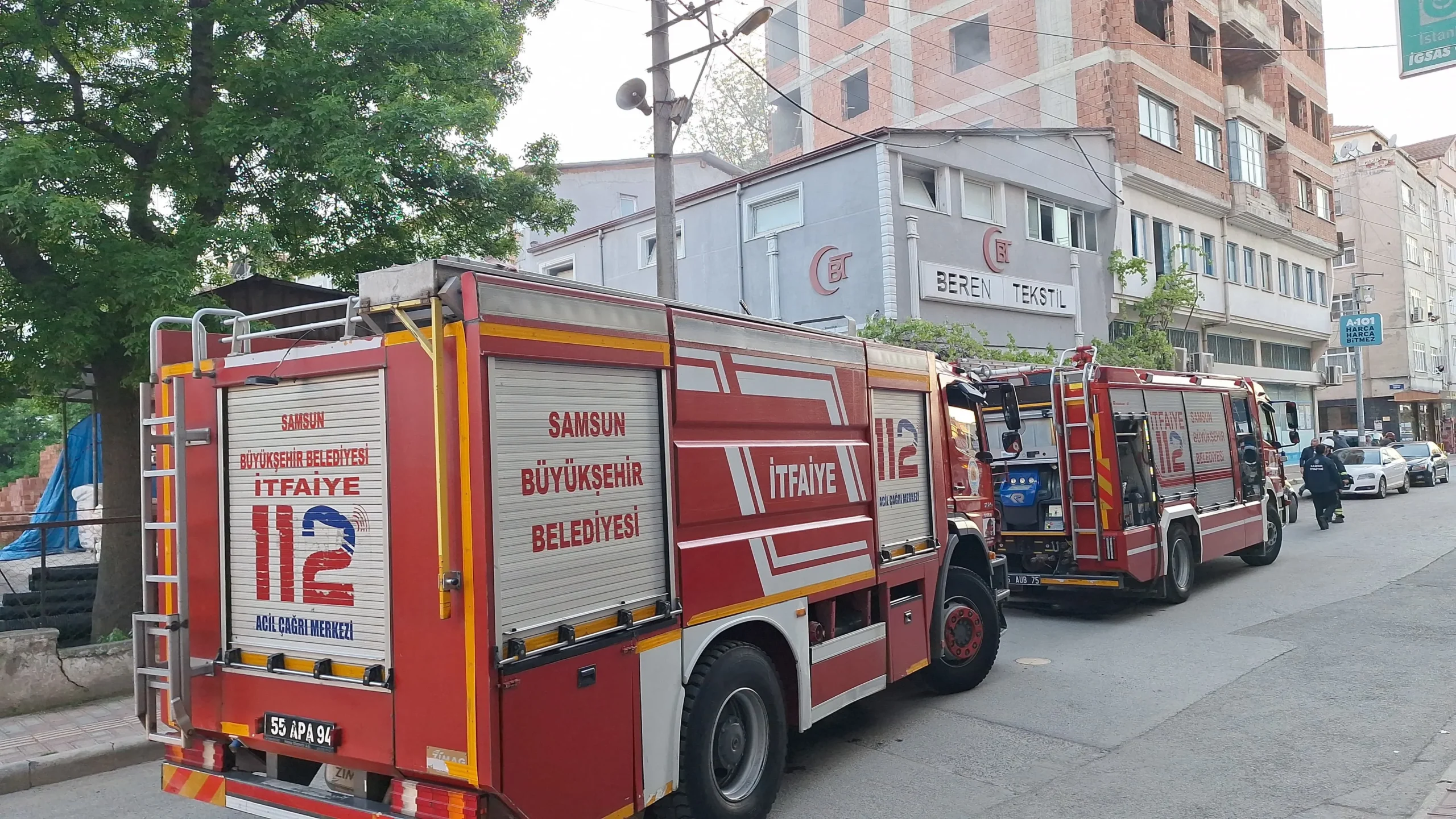 Samsun'un Bafra ilçesinde bir tekstil atölyesinde çıkan yangın, itfaiye ekiplerinin