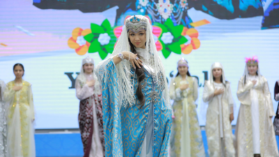 Özbekistan'ın Semerkant şehri, "Milli Giyim Günü" girişimiyle geleneksel kıyafetleri tanıtıyor.