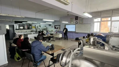 DOSTEM Mesleki Eğitim Merkezi’nde “Tekstil Boya Laborantlığı” eğitim programı sürüyor.
