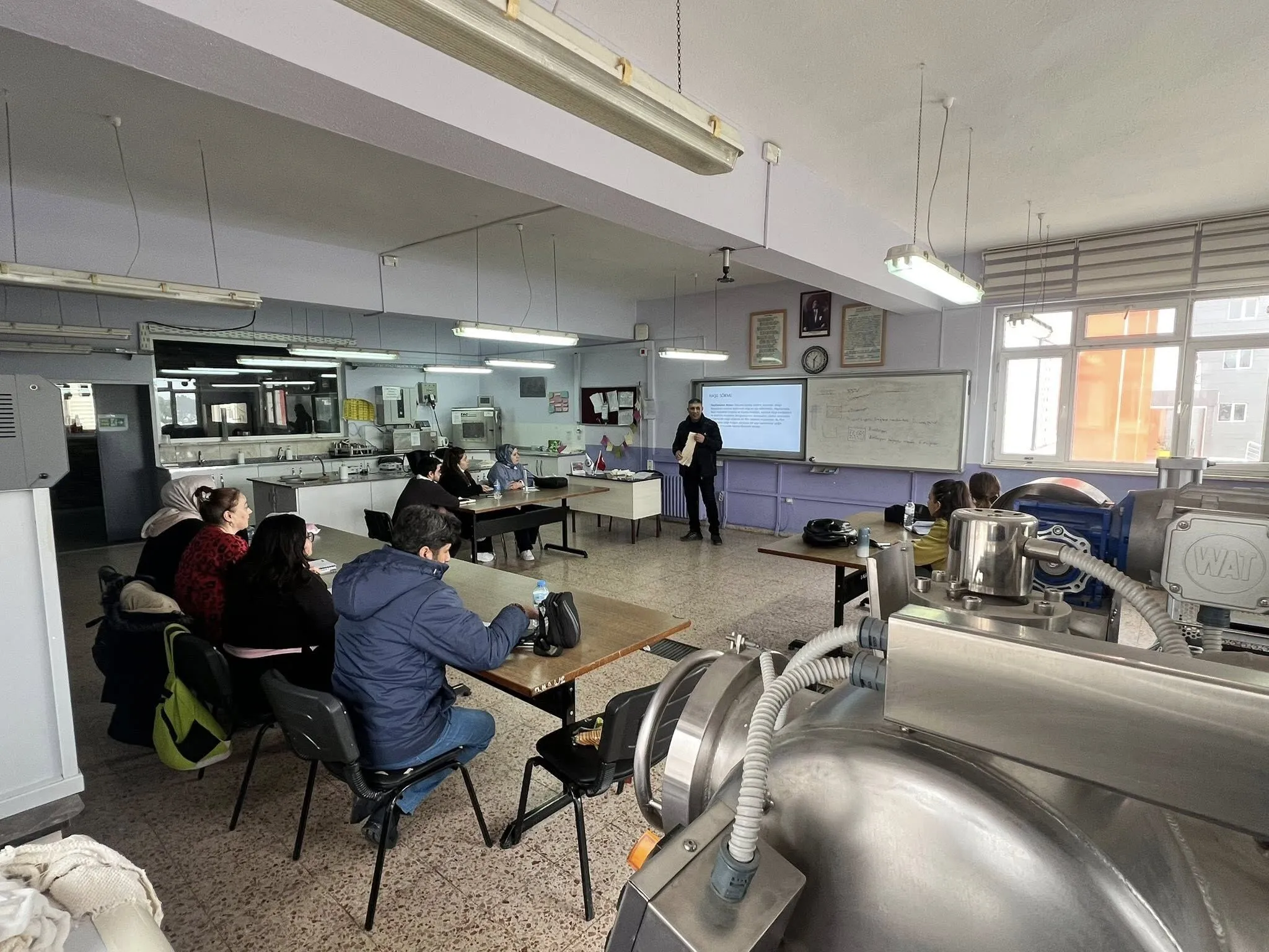 DOSTEM Mesleki Eğitim Merkezi’nde “Tekstil Boya Laborantlığı” eğitim programı sürüyor.
