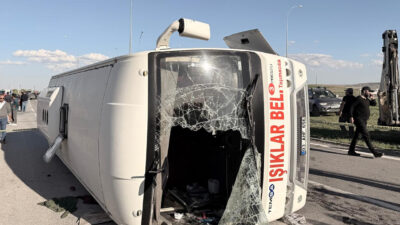 Afyonkarahisar'da tekstil işçilerini taşıyan midibüs otomobil ile çarpıştı. Kazada 1'i