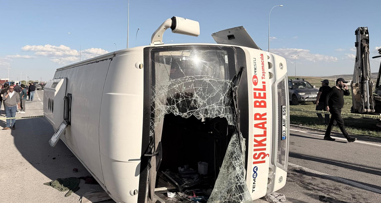 Afyonkarahisar'da tekstil işçilerini taşıyan midibüs otomobil ile çarpıştı. Kazada 1'i