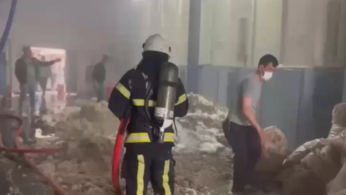 Kahramanmaraş'ta bir tekstil fabrikasında çıkan yangın itfaiye ekiplerinin hızlı müdahalesiyle