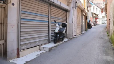 Tekstil sektöründen ekmeğini kazanmaya çalışan İzmir Kemeraltı’nın hazır giyim esnafı,