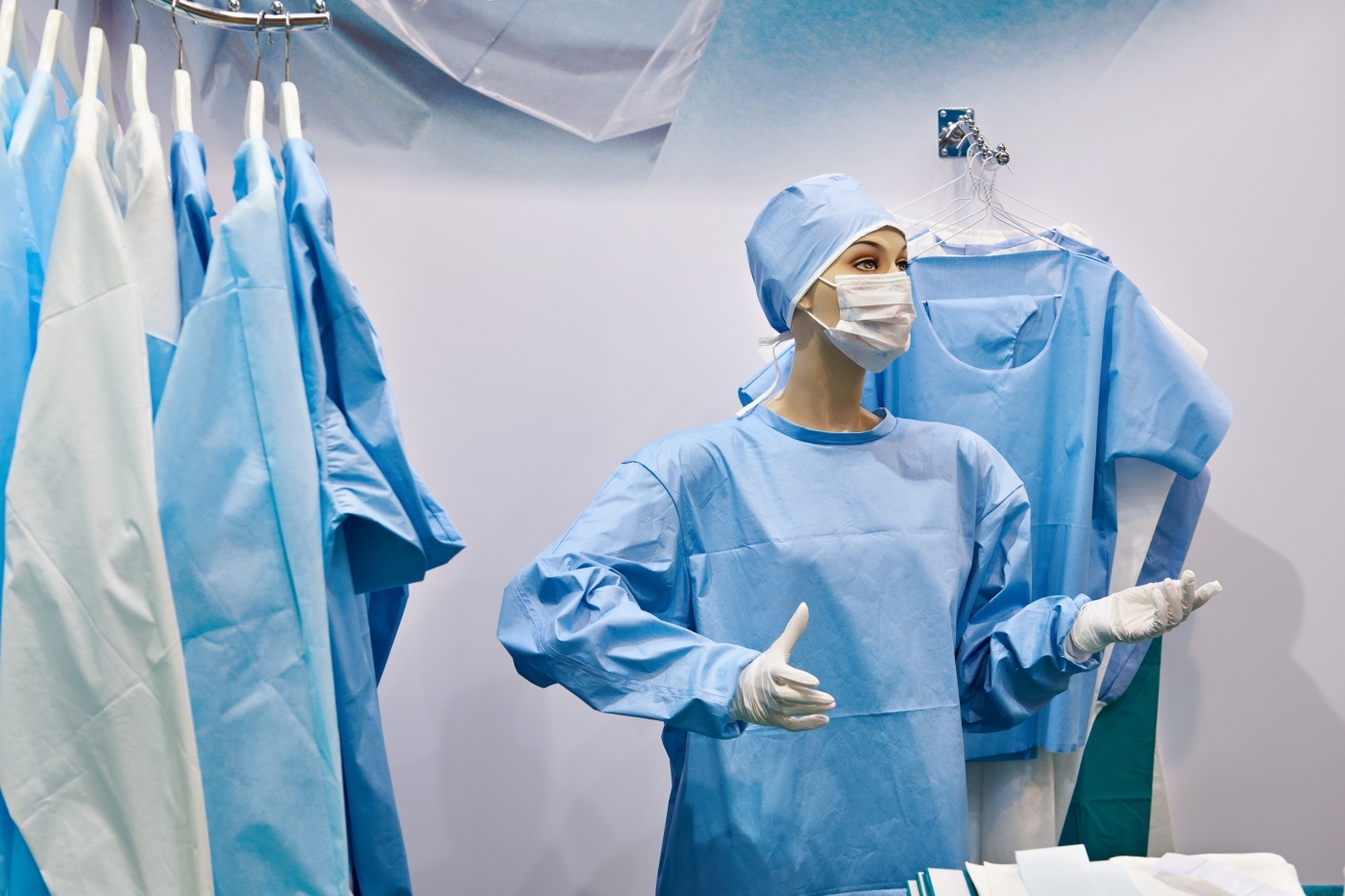 Piyasada iki hemşire forması, bir ayakkabı, iki bone ve iki