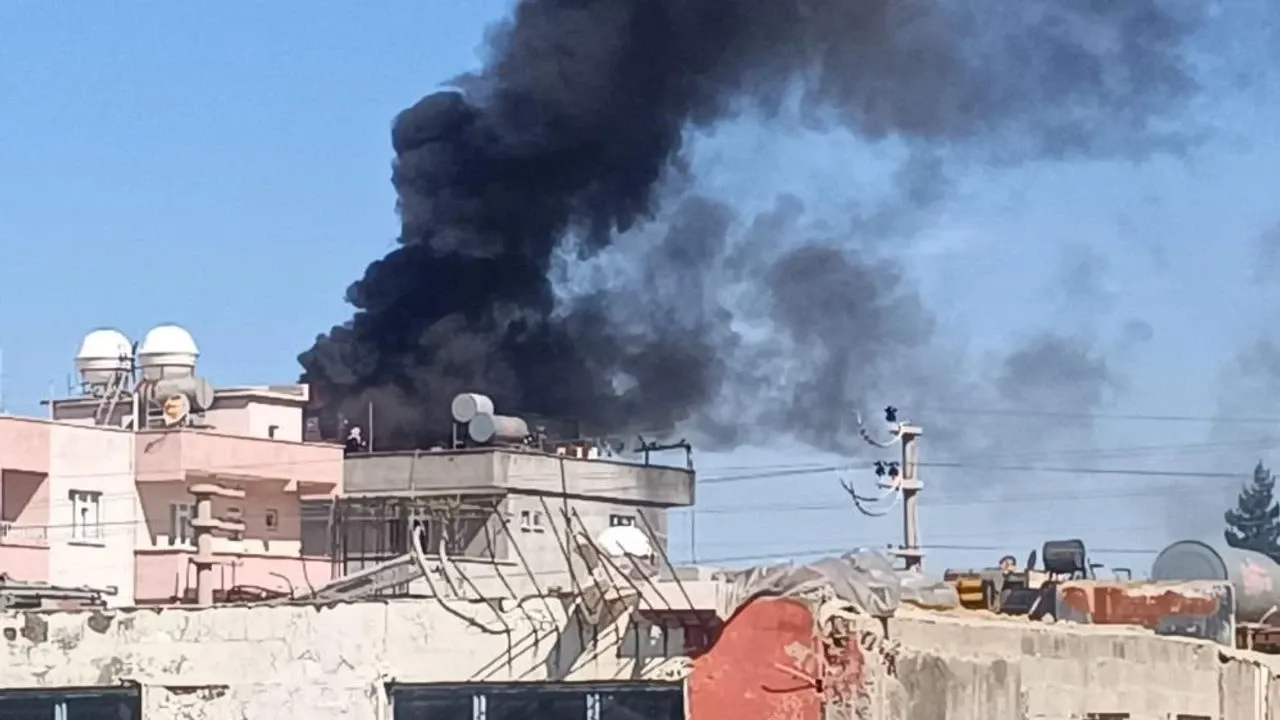 Siirt'te 4 katlı bir binanın çatı katındaki tandırdan sıçrayan kıvılcımlar,