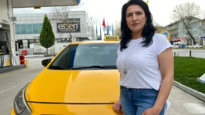 Tekstil sektörünün krize girmesiyle atölyelerini kapatan Mert çifti taksiciliğe başladı.