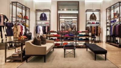 İngiliz giyim devi Burberry, maliyetleri azaltmak ve yeniden kara geçmek