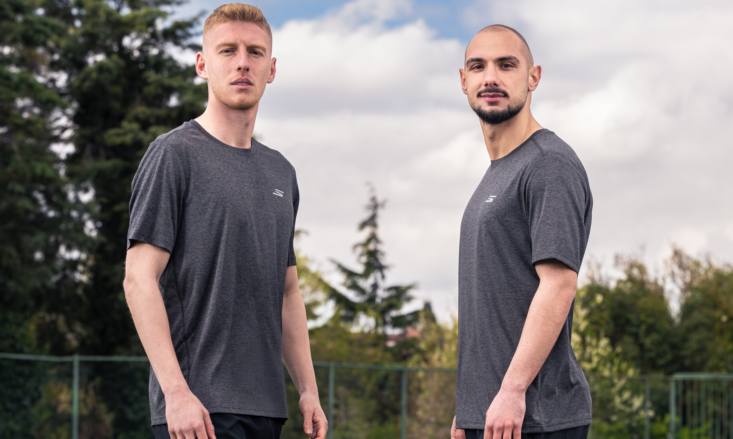 Galatasaray forması giyen profesyonel futbolcular Ahmed Kutucu ve Metehan Baltacı,