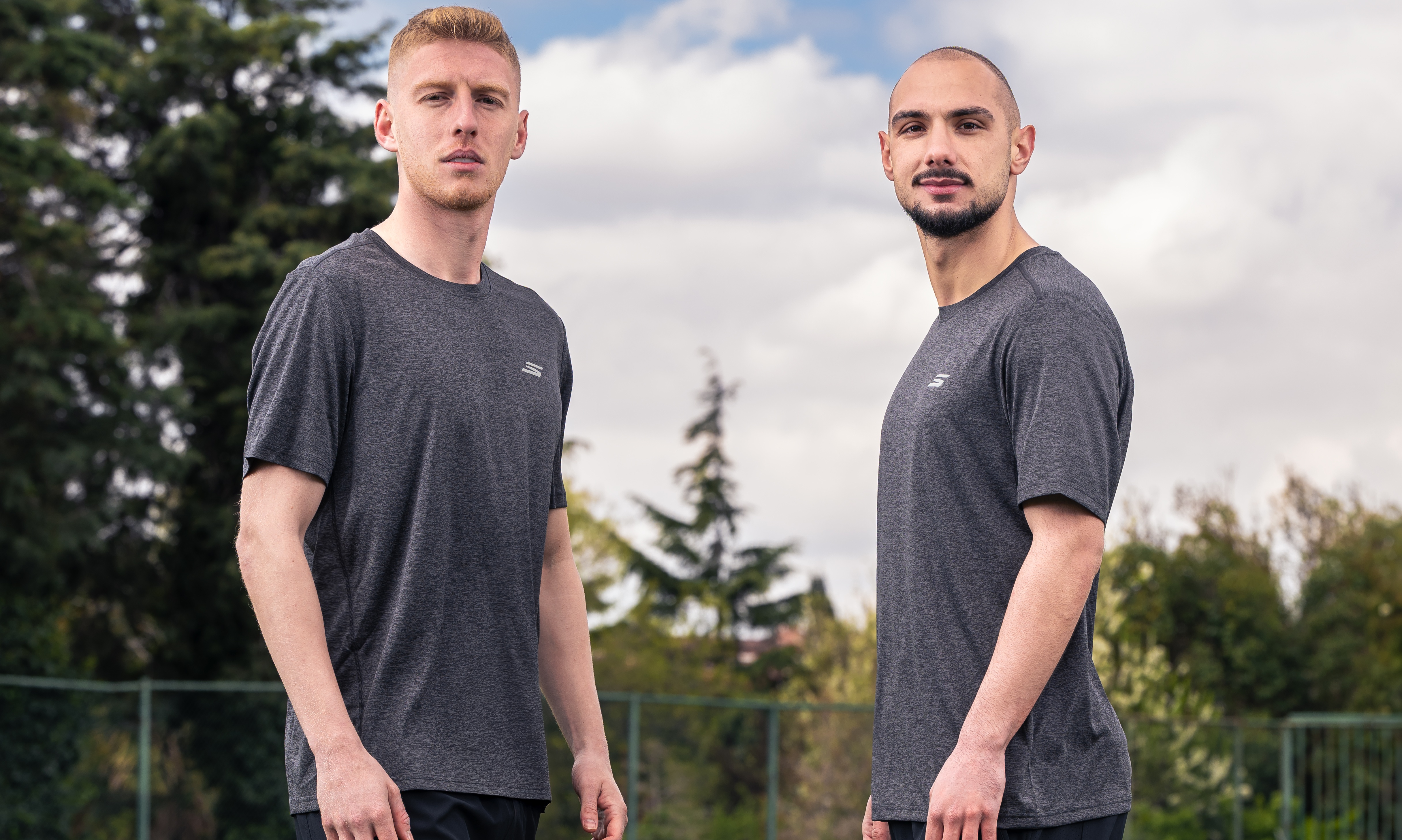 Galatasaray forması giyen profesyonel futbolcular Ahmed Kutucu ve Metehan Baltacı,