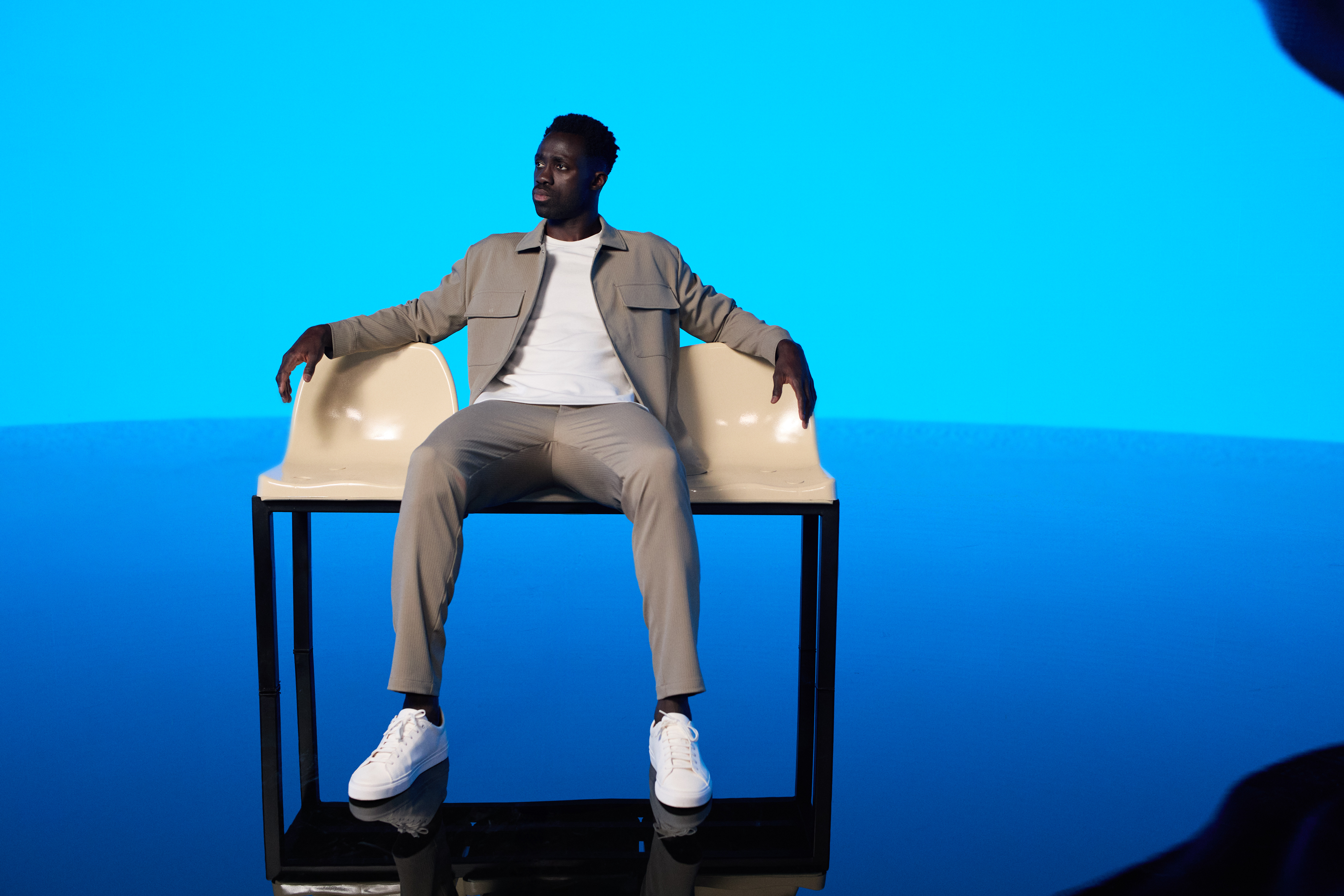 Yıldız savunma oyuncusu Davinson Sánchez, DeFacto’nun yenilikçi Rahat Ötesi Koleksiyonu