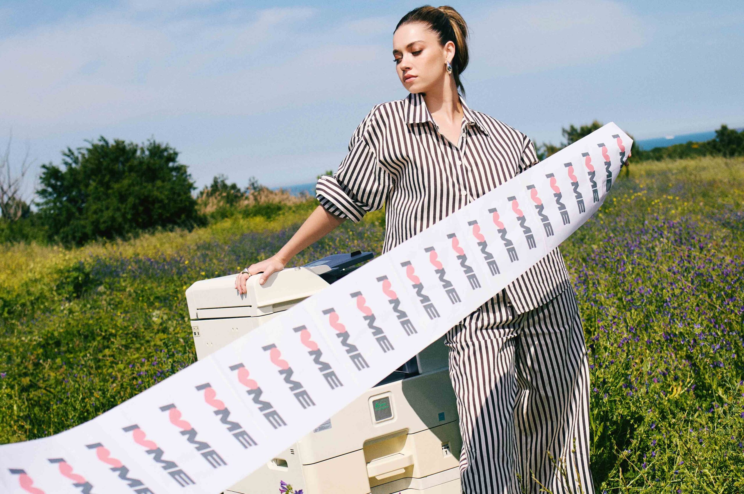 Global moda markası DeFacto, marka yüzü Afra Saraçoğlu ile yaz