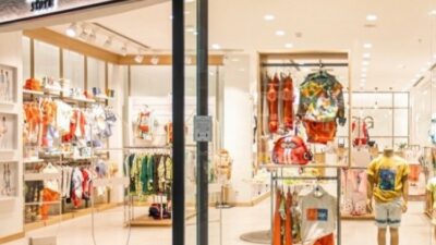 Eski Hazine ve Maliye Bakanı Nureddin Nebati, 11 mağazasını kapadı.