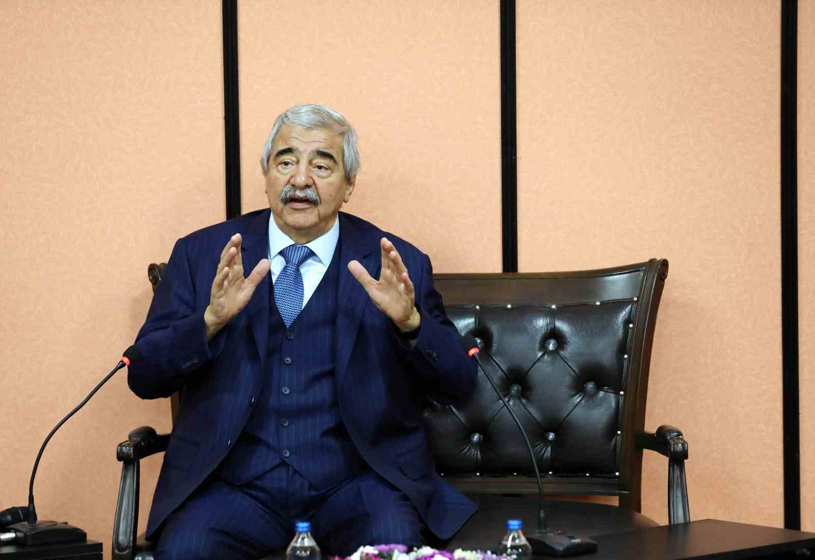 Sanko Holding Onursal Başkanı Abdulkadir Konukoğlu, tekstil sektörünün sıkıntılı bir