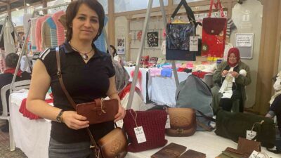 Eskişehir’de tekstil tasarımcısı olan Lütfiye Dönmez, atölyesi olmadan evde üretim