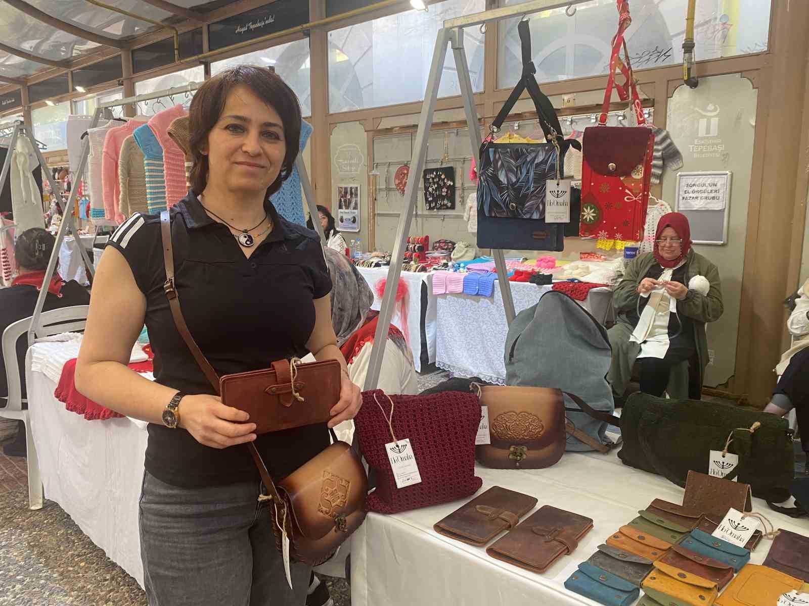 Eskişehir’de tekstil tasarımcısı olan Lütfiye Dönmez, atölyesi olmadan evde üretim