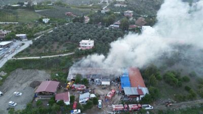 Hatay'da tekstil fabrikasında çıkan yangın itfaiye ekiplerinin müdahalesiyle söndürüldü.
