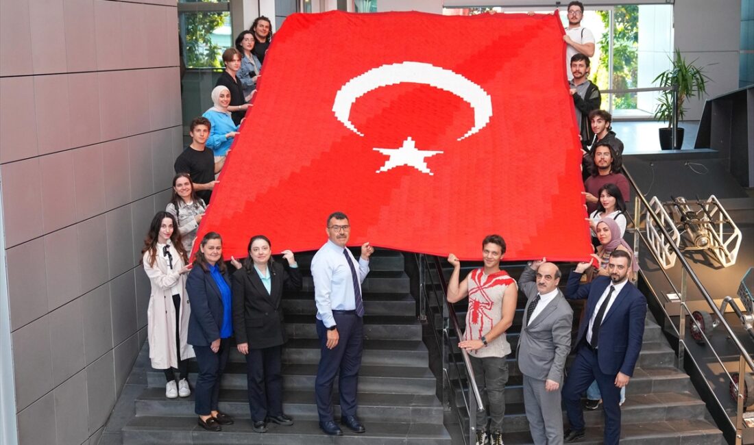 Dikim süreci 3 hafta süren bayrağın oluşturulmasında İTÜ mezunu tekstil